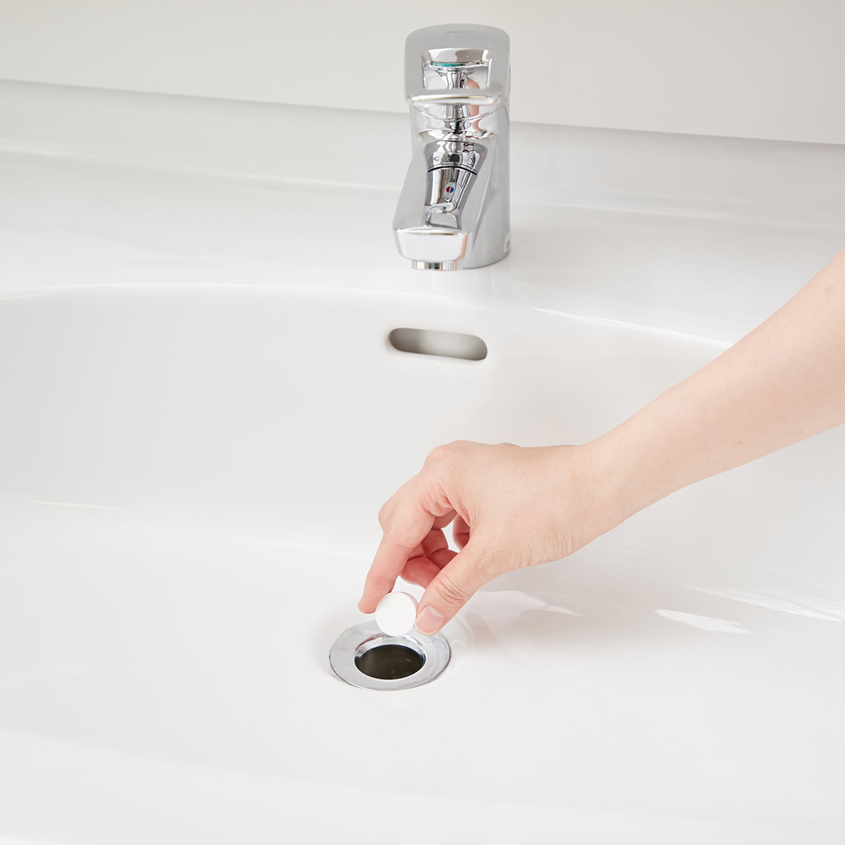 排水管の洗浄剤｜タブレットを、排水管にポン